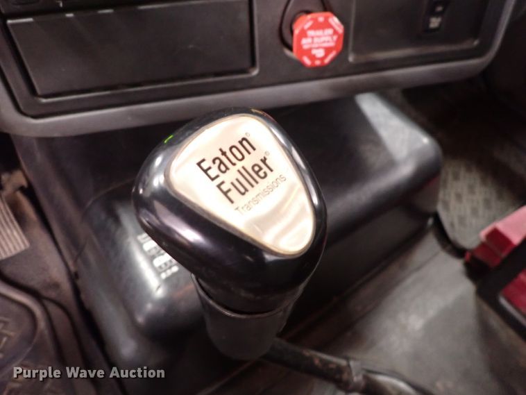 image for item DJ0044 2005 International 8600  semi truck