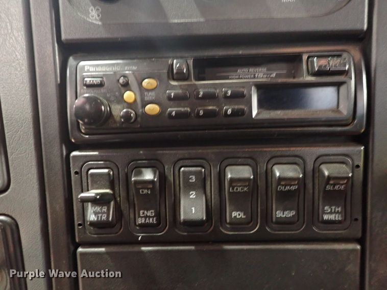 image for item DJ0044 2005 International 8600  semi truck