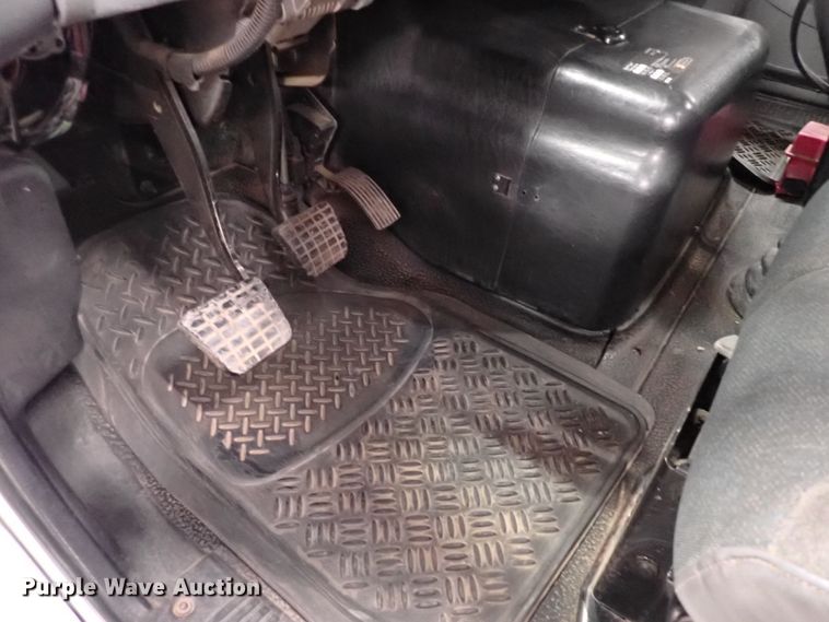 image for item DJ0044 2005 International 8600  semi truck