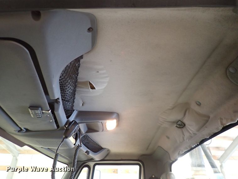 image for item DJ0044 2005 International 8600  semi truck