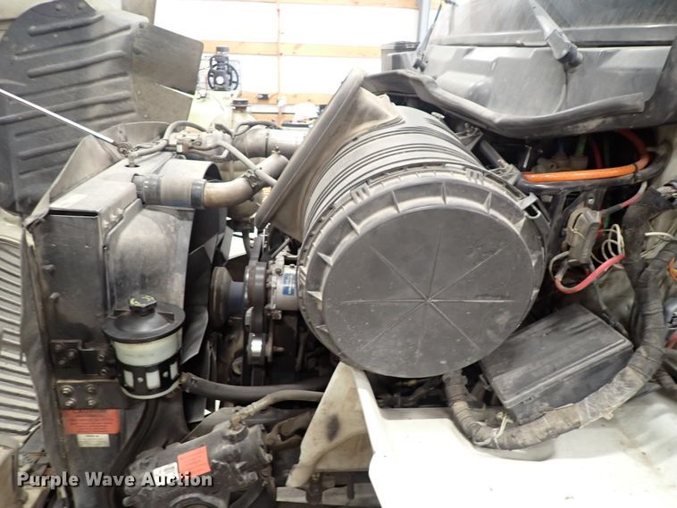 image for item DJ0044 2005 International 8600  semi truck