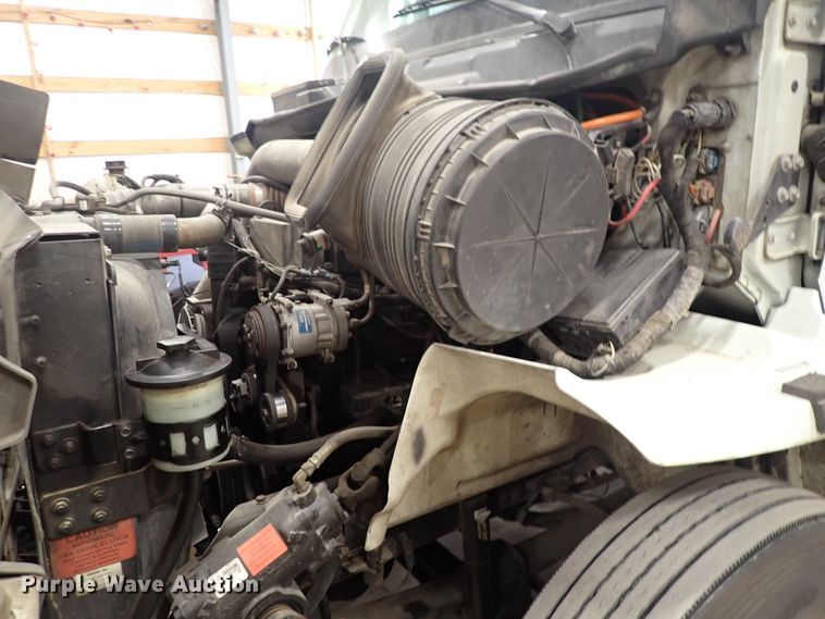 image for item DJ0044 2005 International 8600  semi truck