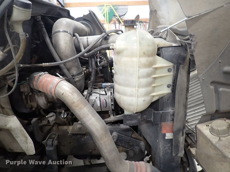 image for item DJ0044 2005 International 8600  semi truck