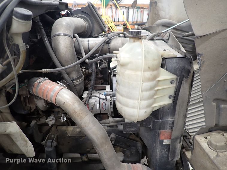 image for item DJ0044 2005 International 8600  semi truck