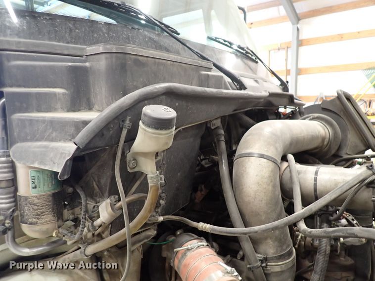 image for item DJ0044 2005 International 8600  semi truck