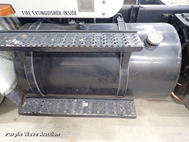 image for item DJ0044 2005 International 8600  semi truck