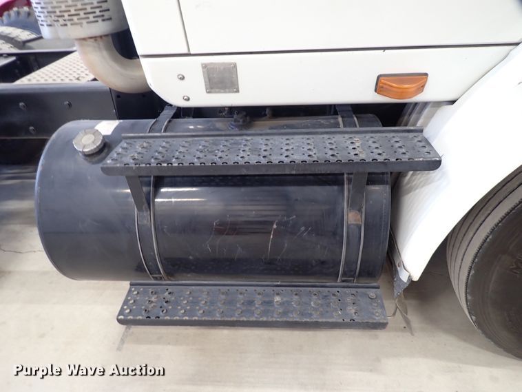 image for item DJ0044 2005 International 8600  semi truck