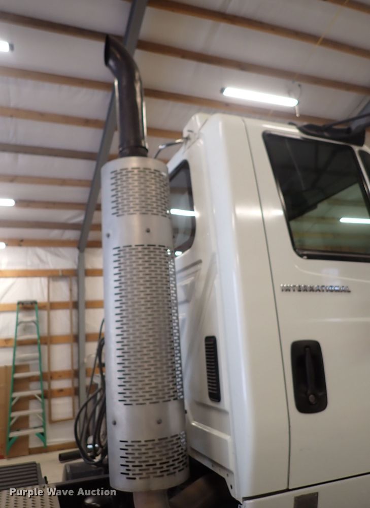 image for item DJ0044 2005 International 8600  semi truck