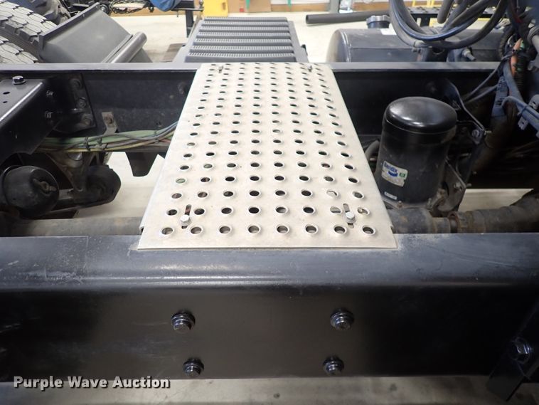 image for item DJ0044 2005 International 8600  semi truck