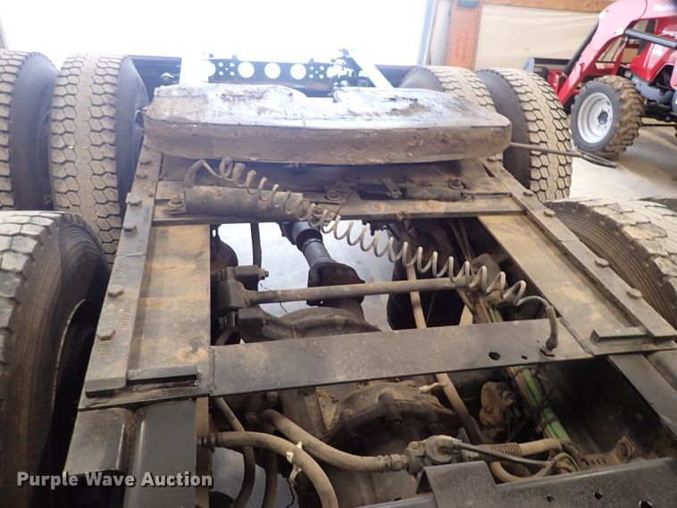 image for item DJ0044 2005 International 8600  semi truck