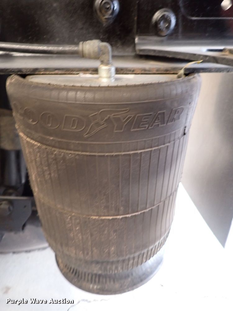 image for item DJ0044 2005 International 8600  semi truck