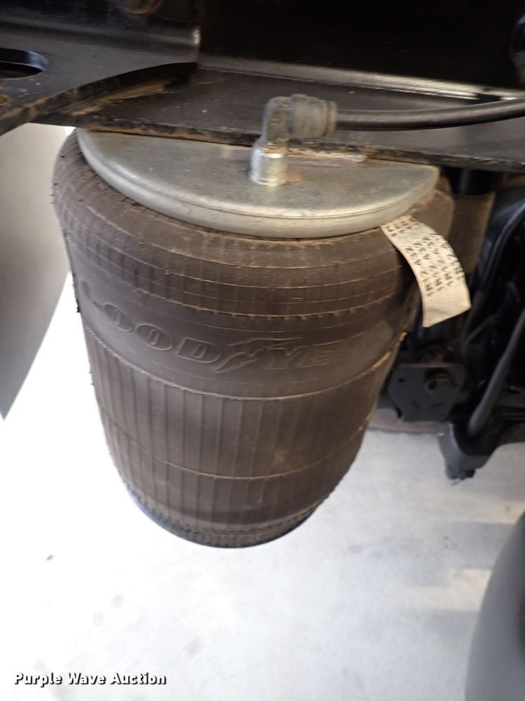 image for item DJ0044 2005 International 8600  semi truck