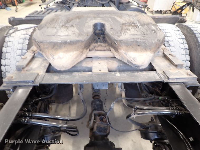 image for item DJ0044 2005 International 8600  semi truck