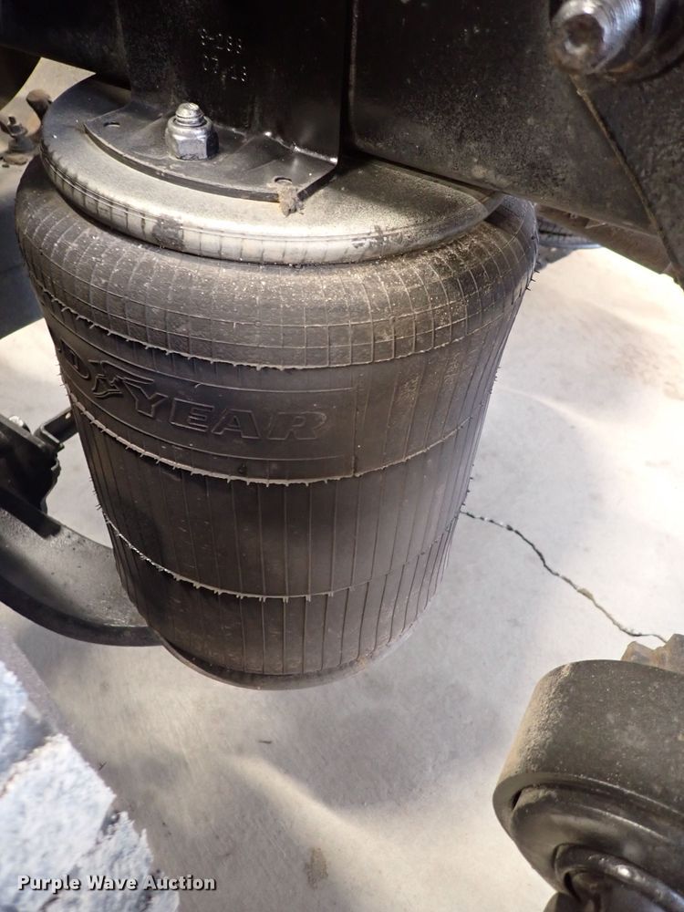 image for item DJ0044 2005 International 8600  semi truck