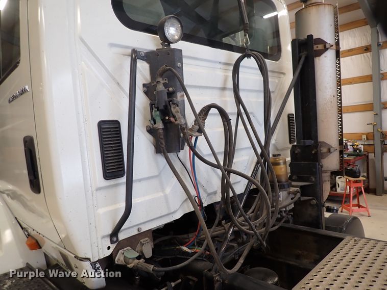 image for item DJ0044 2005 International 8600  semi truck