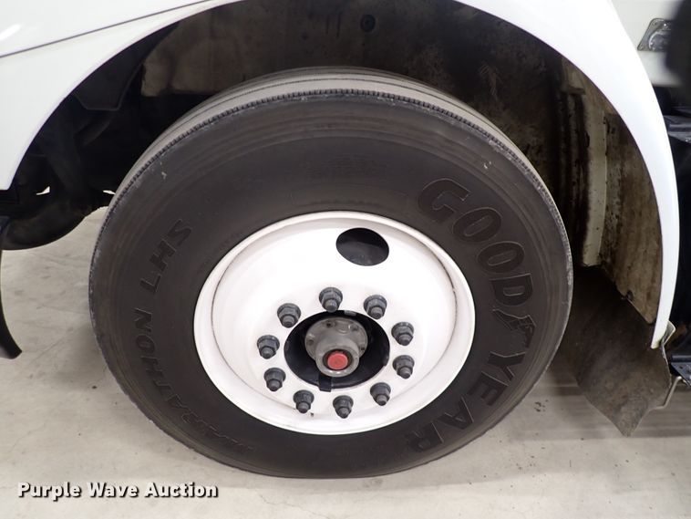 image for item DJ0044 2005 International 8600  semi truck