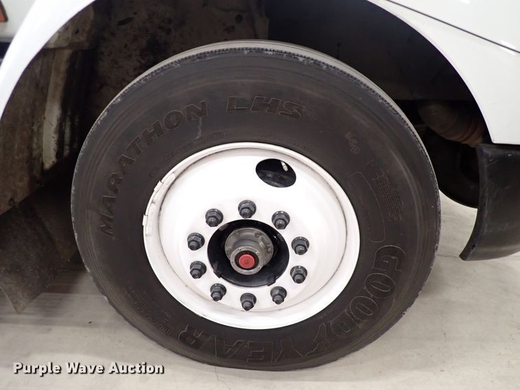 image for item DJ0044 2005 International 8600  semi truck