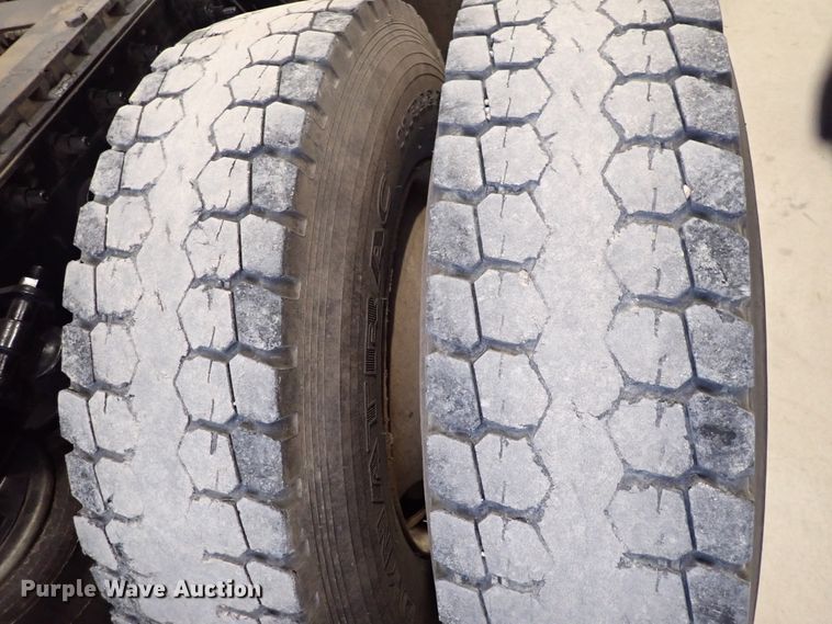 image for item DJ0044 2005 International 8600  semi truck