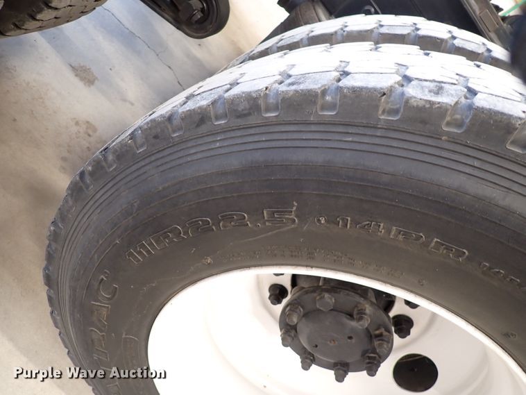 image for item DJ0044 2005 International 8600  semi truck