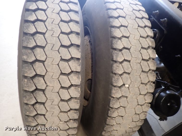 image for item DJ0044 2005 International 8600  semi truck