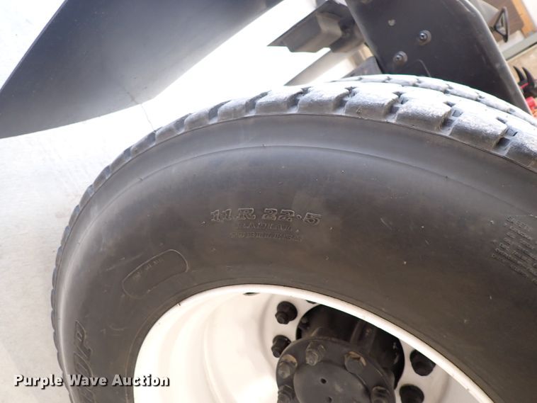 image for item DJ0044 2005 International 8600  semi truck