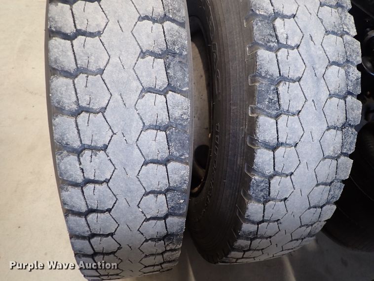 image for item DJ0044 2005 International 8600  semi truck