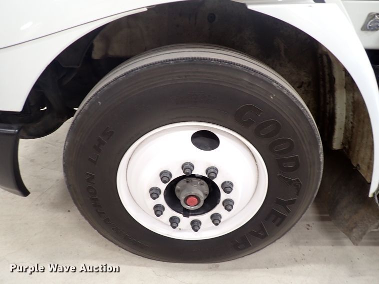 image for item DJ0044 2005 International 8600  semi truck