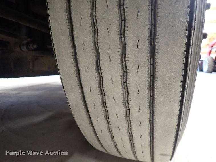 image for item DJ0044 2005 International 8600  semi truck