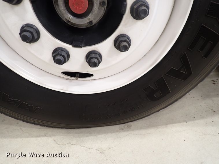 image for item DJ0044 2005 International 8600  semi truck