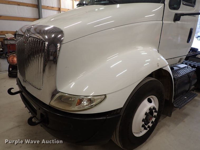 image for item DJ0044 2005 International 8600  semi truck