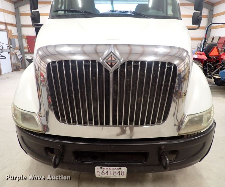 image for item DJ0044 2005 International 8600  semi truck