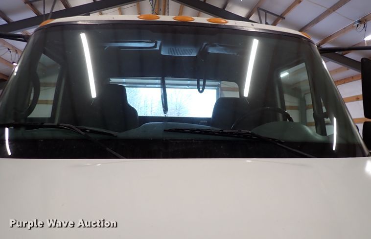 image for item DJ0044 2005 International 8600  semi truck