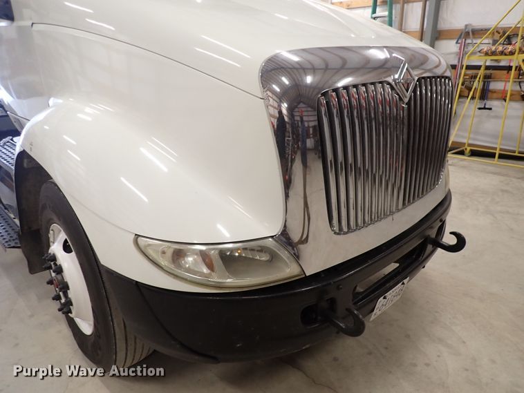 image for item DJ0044 2005 International 8600  semi truck