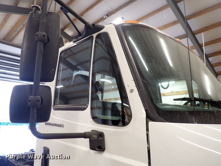 image for item DJ0044 2005 International 8600  semi truck