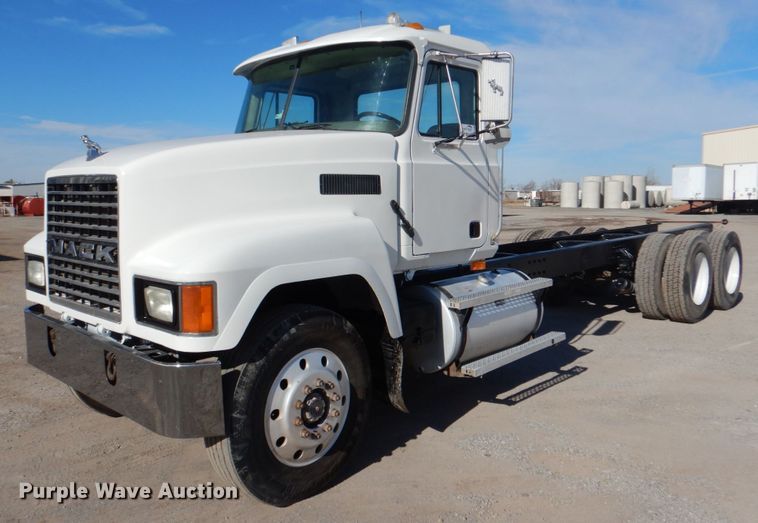 image for item DJ0363 2001 Mack CH613  truck cab and chassis