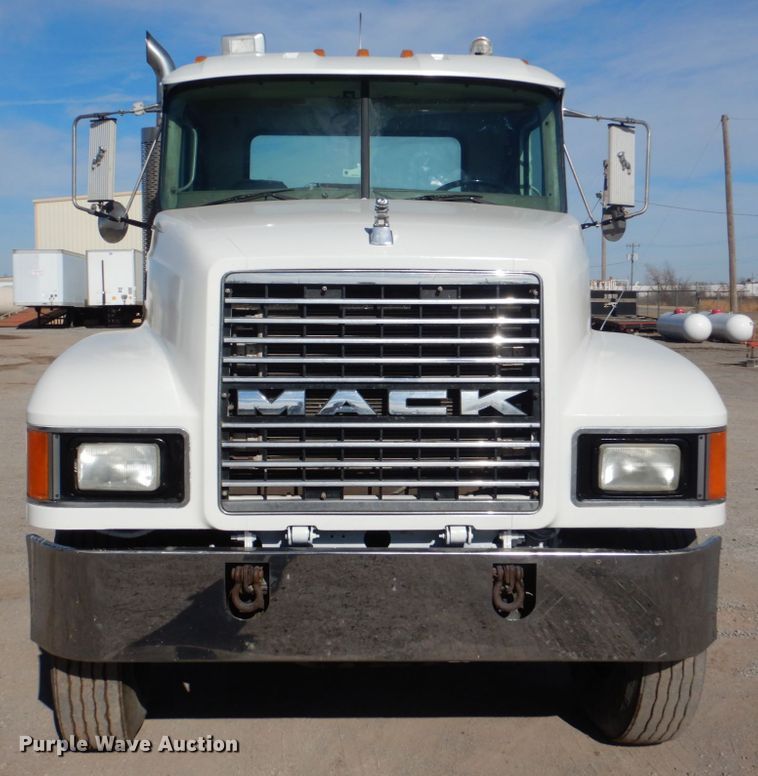 image for item DJ0363 2001 Mack CH613  truck cab and chassis