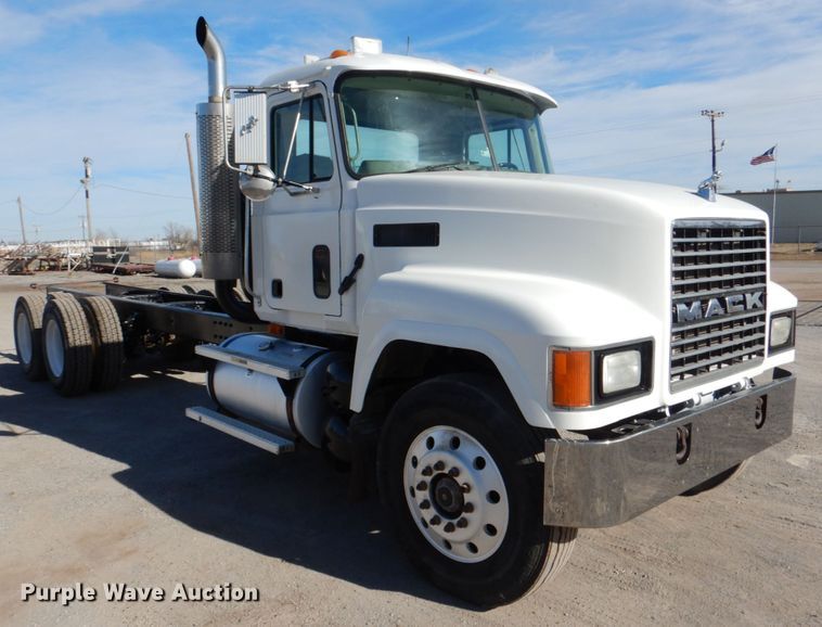 image for item DJ0363 2001 Mack CH613  truck cab and chassis