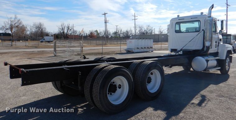 image for item DJ0363 2001 Mack CH613  truck cab and chassis