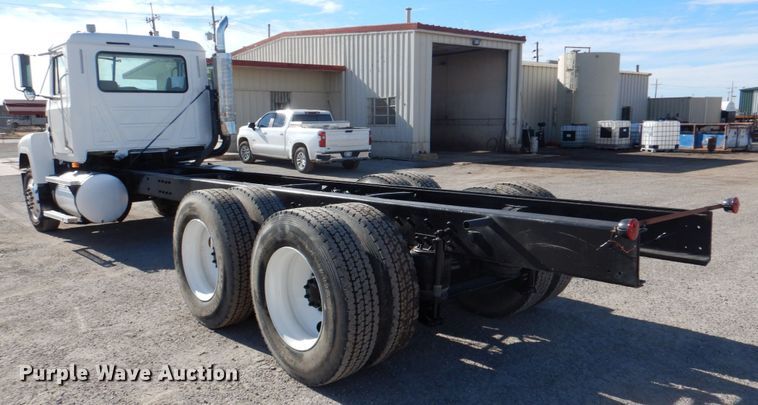 image for item DJ0363 2001 Mack CH613  truck cab and chassis