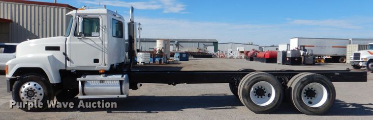 image for item DJ0363 2001 Mack CH613  truck cab and chassis