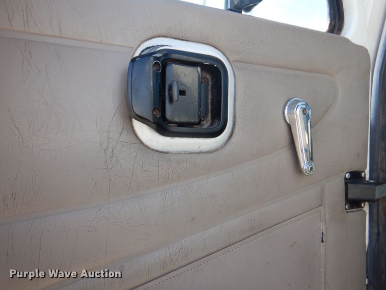 image for item DJ0363 2001 Mack CH613  truck cab and chassis