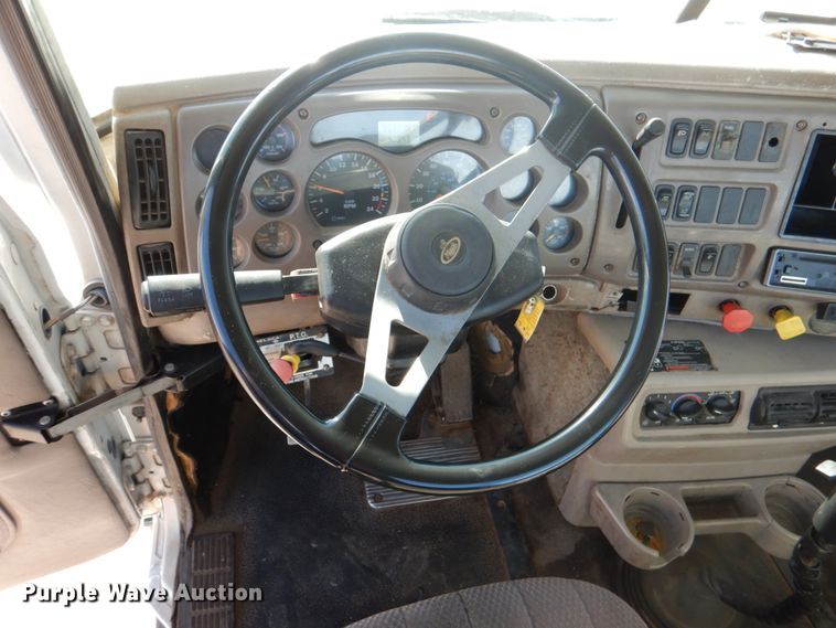 image for item DJ0363 2001 Mack CH613  truck cab and chassis