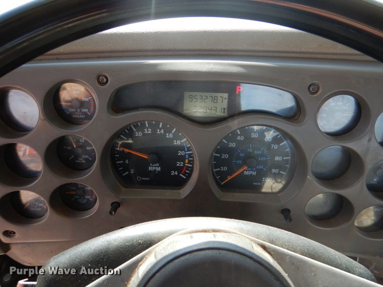 image for item DJ0363 2001 Mack CH613  truck cab and chassis