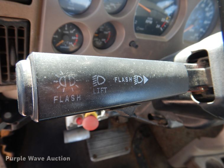 image for item DJ0363 2001 Mack CH613  truck cab and chassis