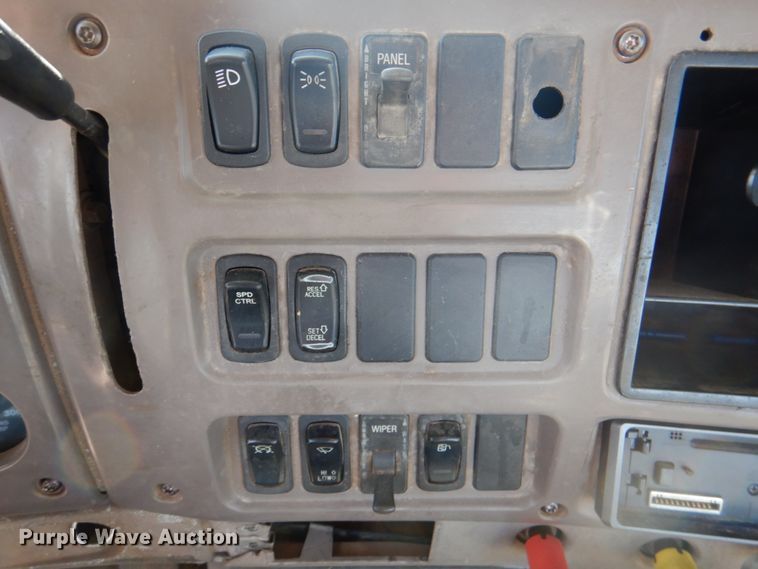 image for item DJ0363 2001 Mack CH613  truck cab and chassis