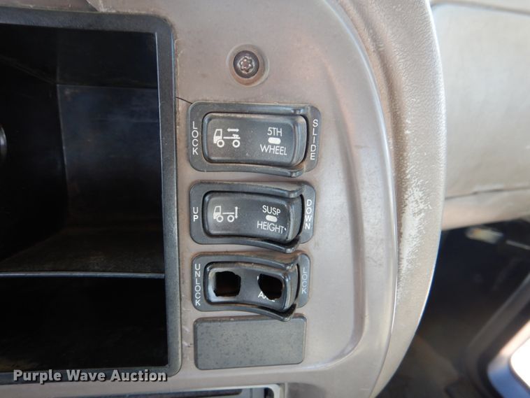 image for item DJ0363 2001 Mack CH613  truck cab and chassis