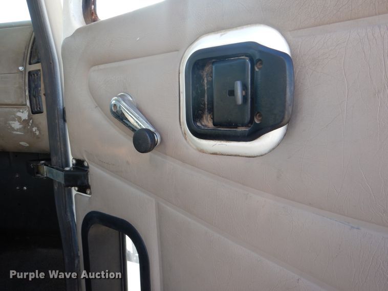 image for item DJ0363 2001 Mack CH613  truck cab and chassis