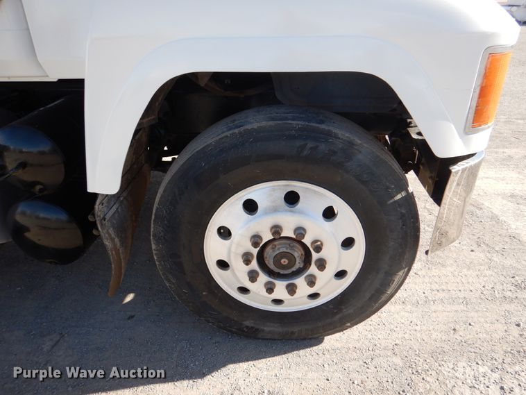 image for item DJ0363 2001 Mack CH613  truck cab and chassis