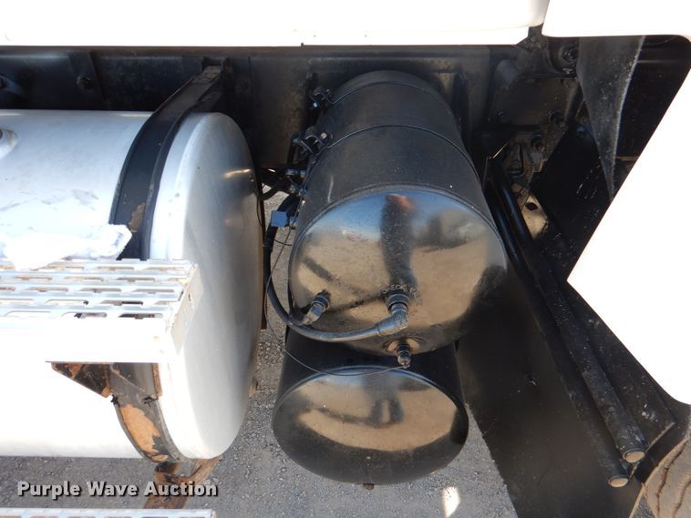 image for item DJ0363 2001 Mack CH613  truck cab and chassis