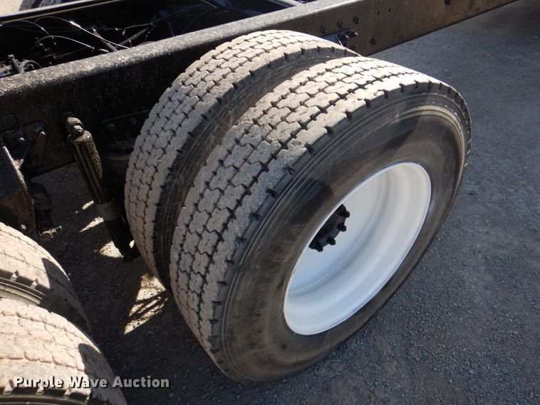 image for item DJ0363 2001 Mack CH613  truck cab and chassis